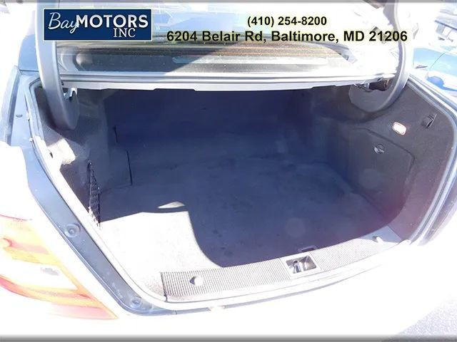 Mercedes-Benz C-Class Vehicle Full-screen Gallery Image 6