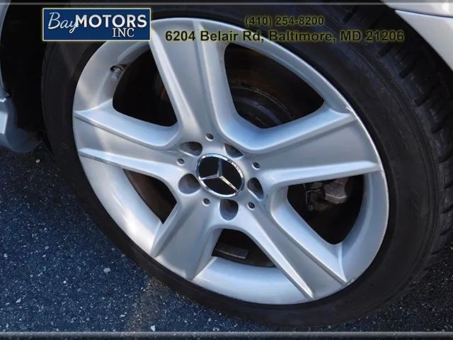 Mercedes-Benz C-Class Vehicle Full-screen Gallery Image 7