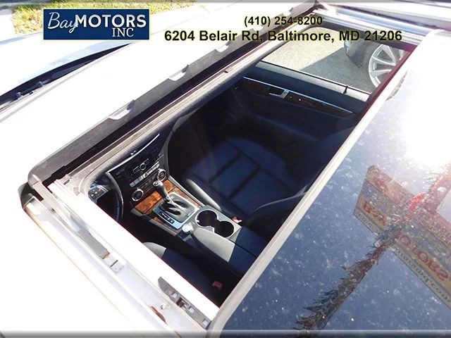 Mercedes-Benz C-Class Vehicle Full-screen Gallery Image 8