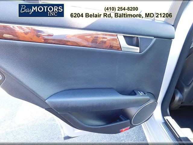 Mercedes-Benz C-Class Vehicle Full-screen Gallery Image 9