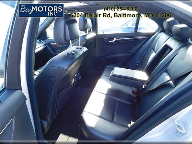 Mercedes-Benz C-Class Vehicle Full-screen Gallery Image 10