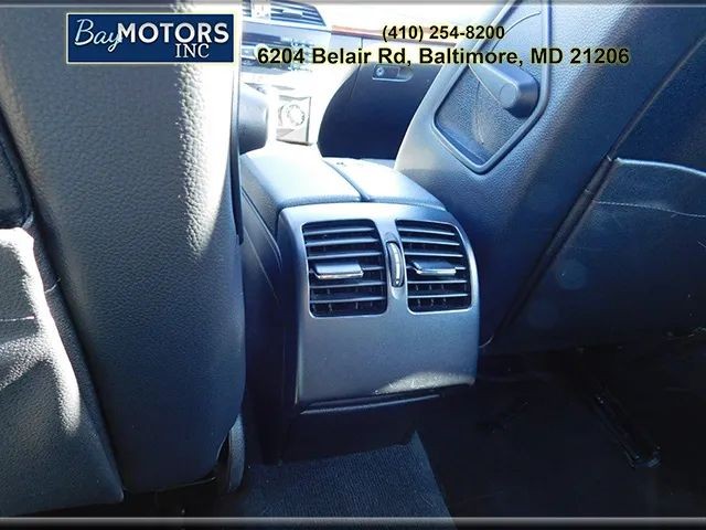 Mercedes-Benz C-Class Vehicle Full-screen Gallery Image 11