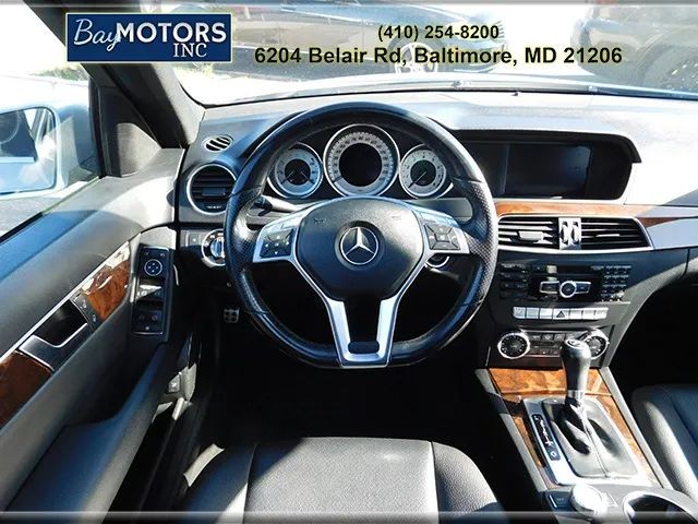 Mercedes-Benz C-Class Vehicle Full-screen Gallery Image 12