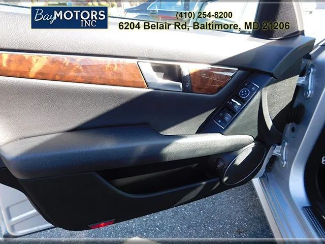 Mercedes-Benz C-Class Vehicle Full-screen Gallery Image 13