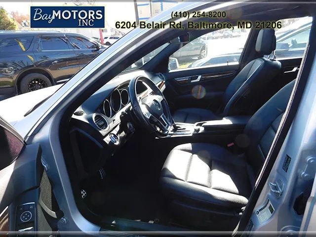 Mercedes-Benz C-Class Vehicle Full-screen Gallery Image 14