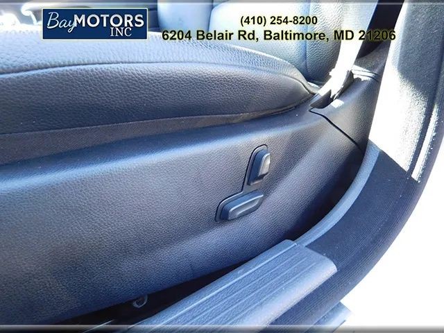 Mercedes-Benz C-Class Vehicle Full-screen Gallery Image 15