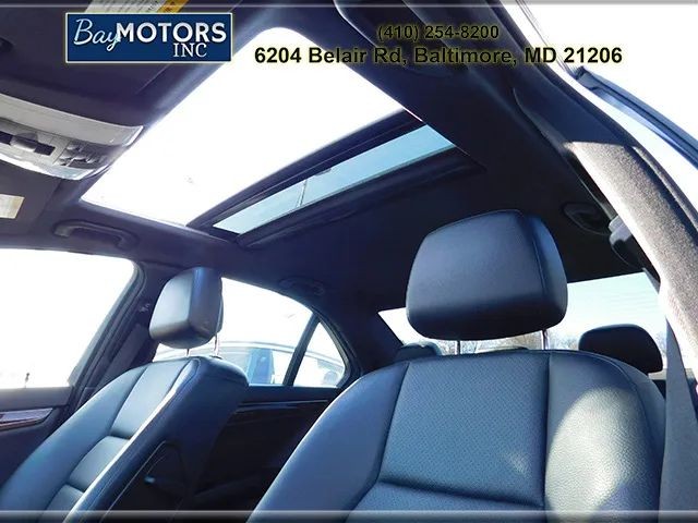 Mercedes-Benz C-Class Vehicle Full-screen Gallery Image 16