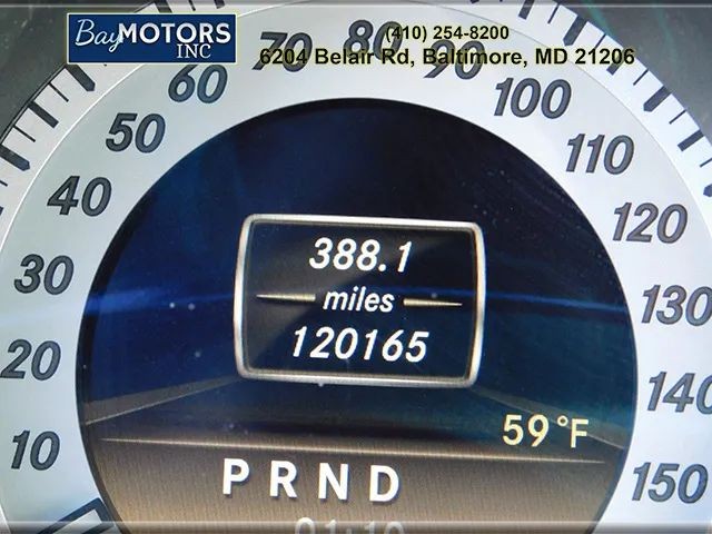 Mercedes-Benz C-Class Vehicle Full-screen Gallery Image 17