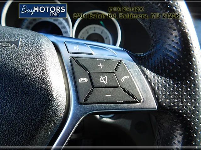 Mercedes-Benz C-Class Vehicle Full-screen Gallery Image 19