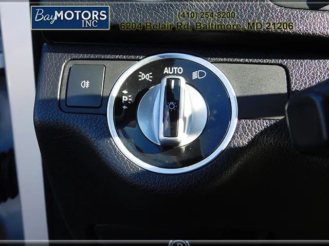 Mercedes-Benz C-Class Vehicle Full-screen Gallery Image 21