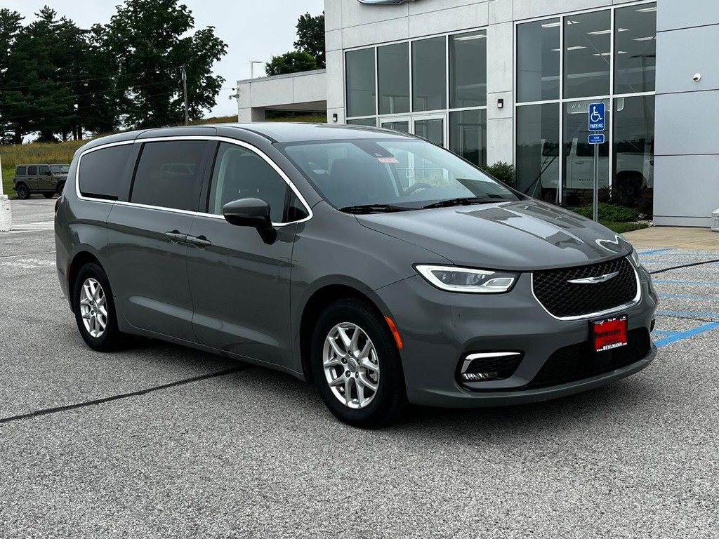 Chrysler Pacifica Vehicle Full-screen Gallery Image 02