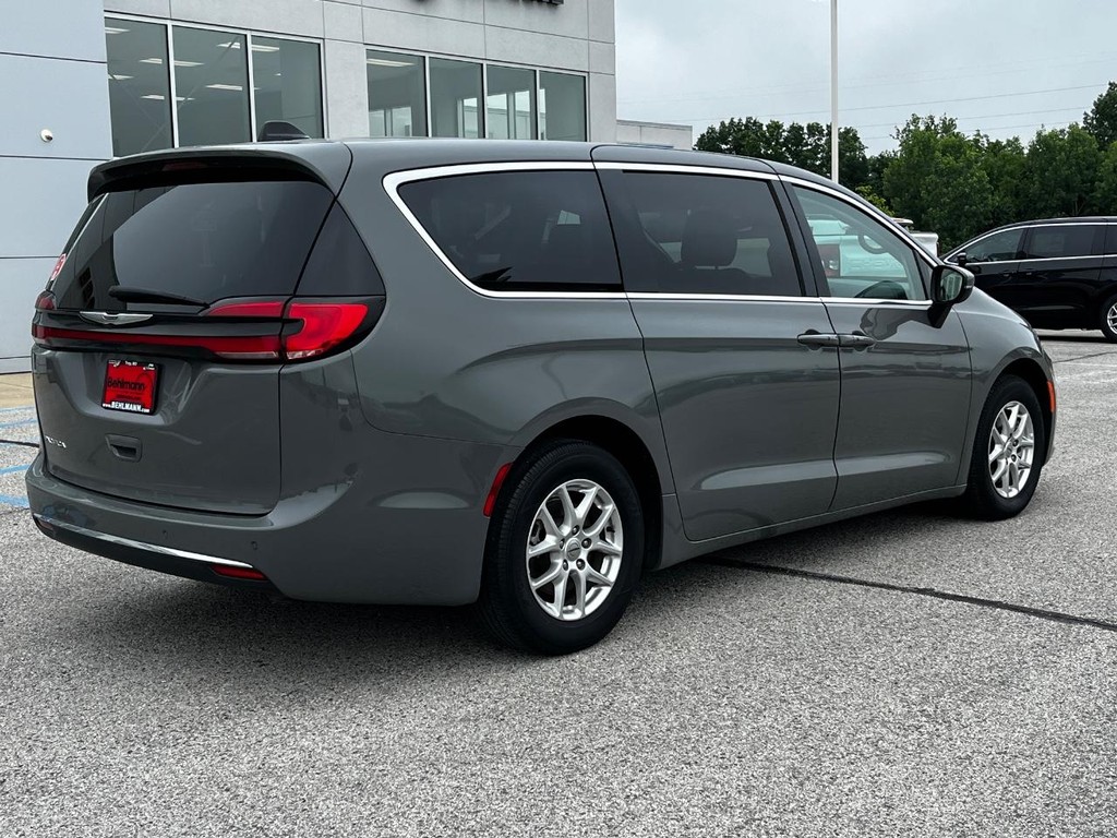 Chrysler Pacifica Vehicle Full-screen Gallery Image 03