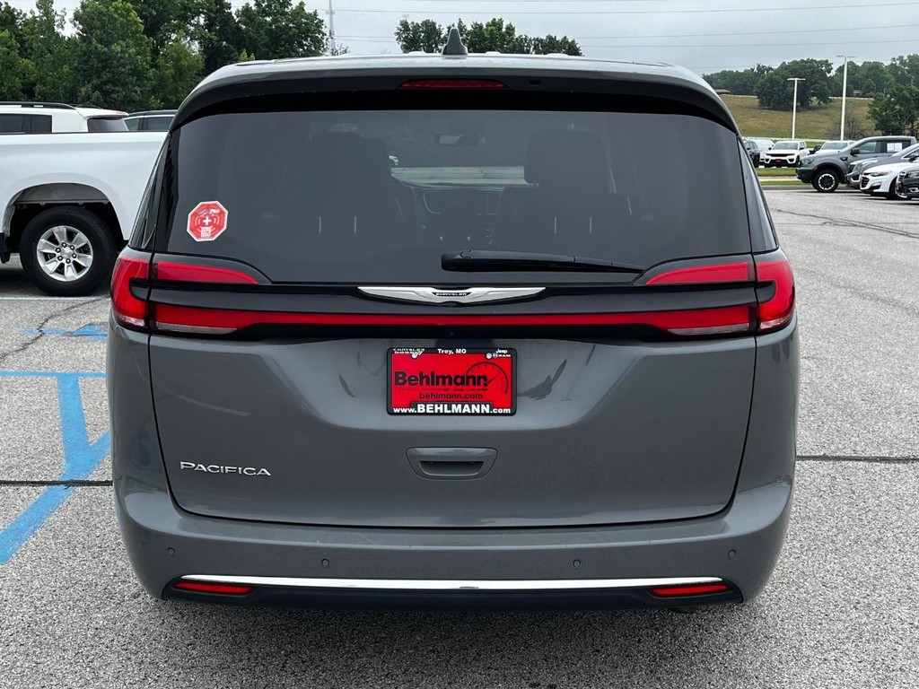 Chrysler Pacifica Vehicle Full-screen Gallery Image 04