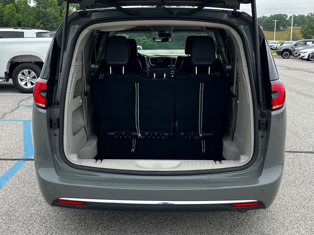 Chrysler Pacifica Vehicle Full-screen Gallery Image 05