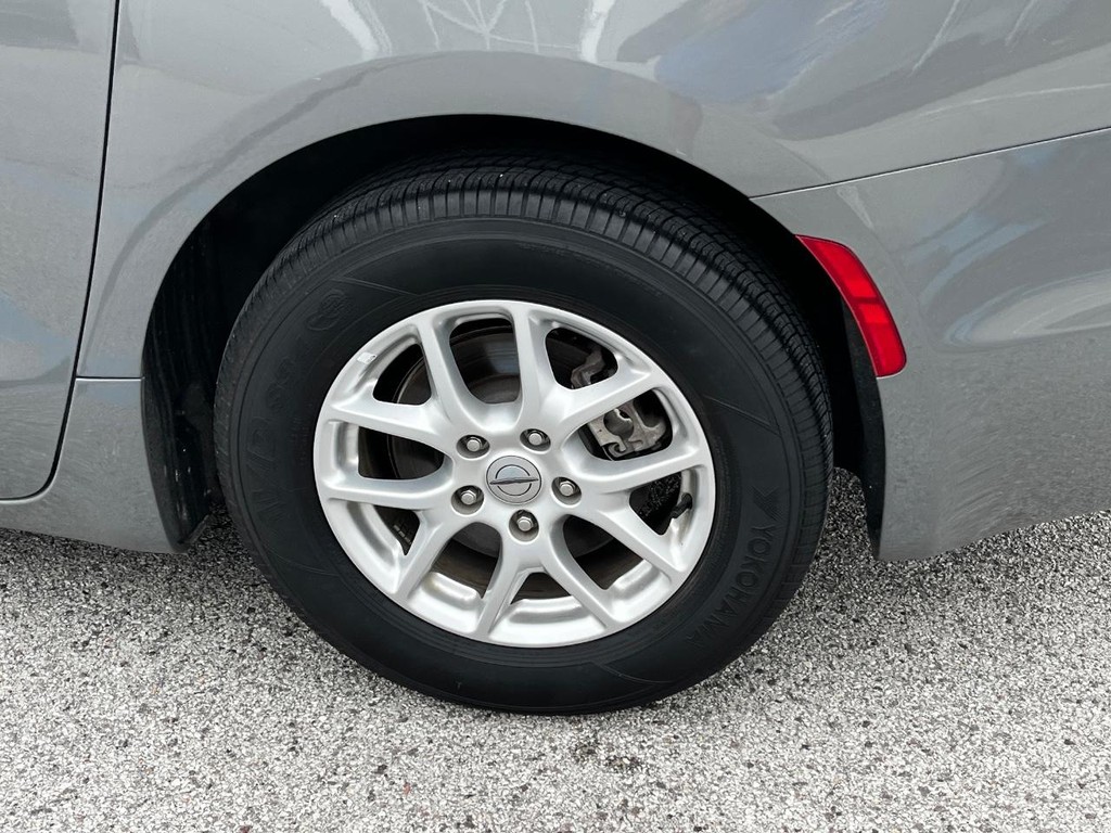 Chrysler Pacifica Vehicle Full-screen Gallery Image 07