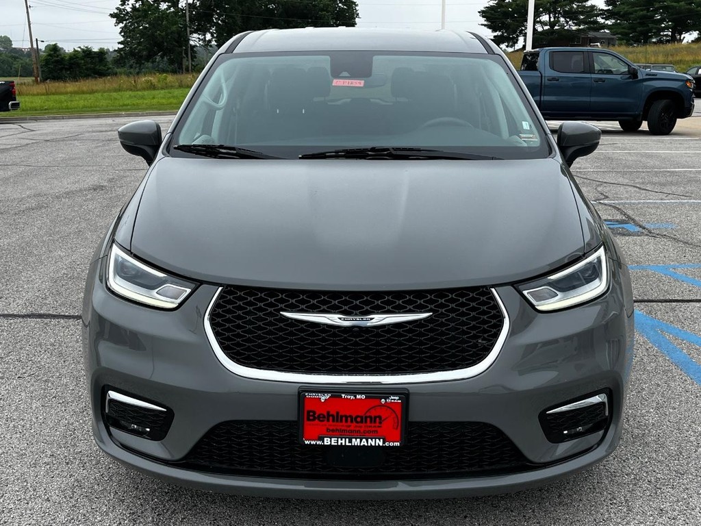 Chrysler Pacifica Vehicle Full-screen Gallery Image 09