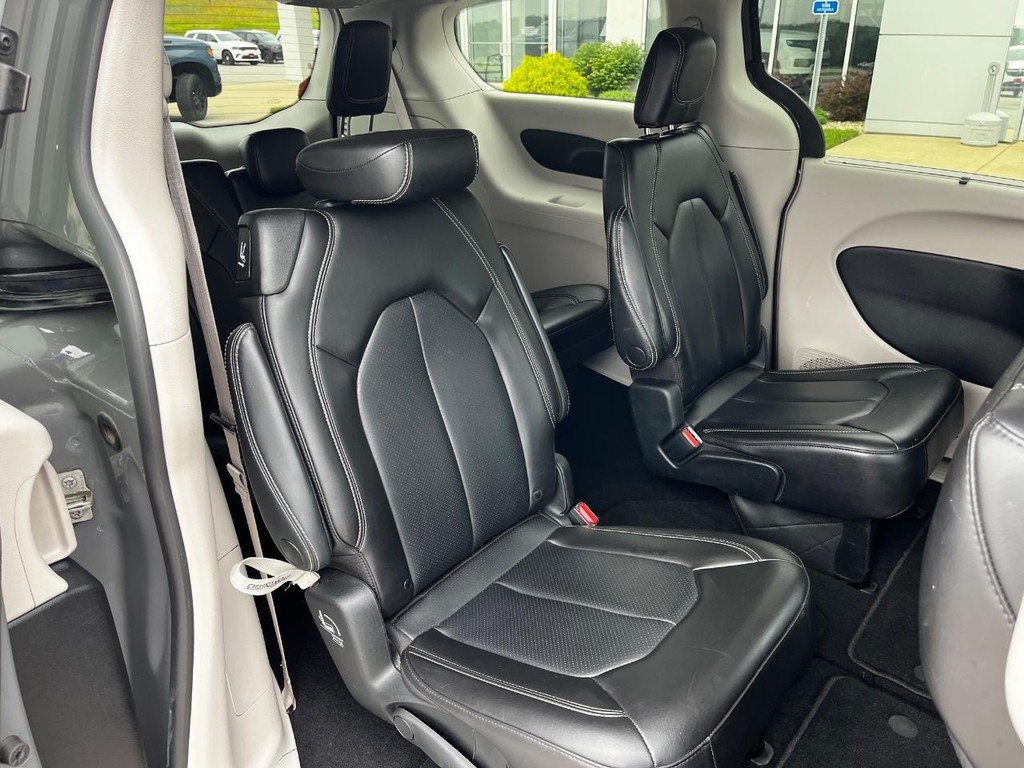 Chrysler Pacifica Vehicle Full-screen Gallery Image 10