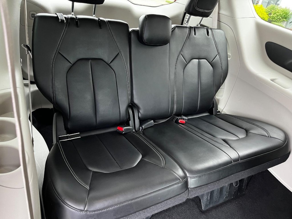 Chrysler Pacifica Vehicle Full-screen Gallery Image 11
