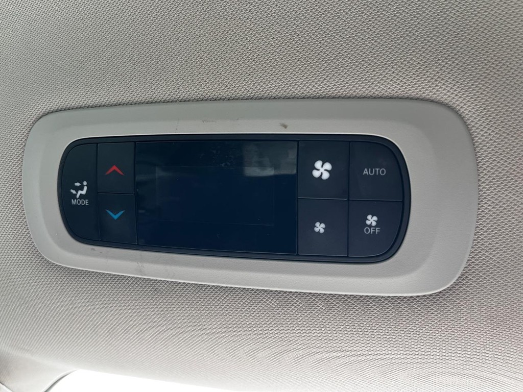 Chrysler Pacifica Vehicle Full-screen Gallery Image 12