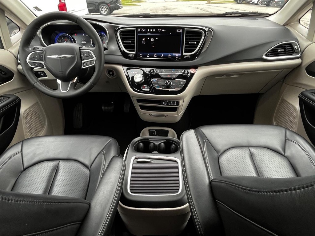 Chrysler Pacifica Vehicle Full-screen Gallery Image 13