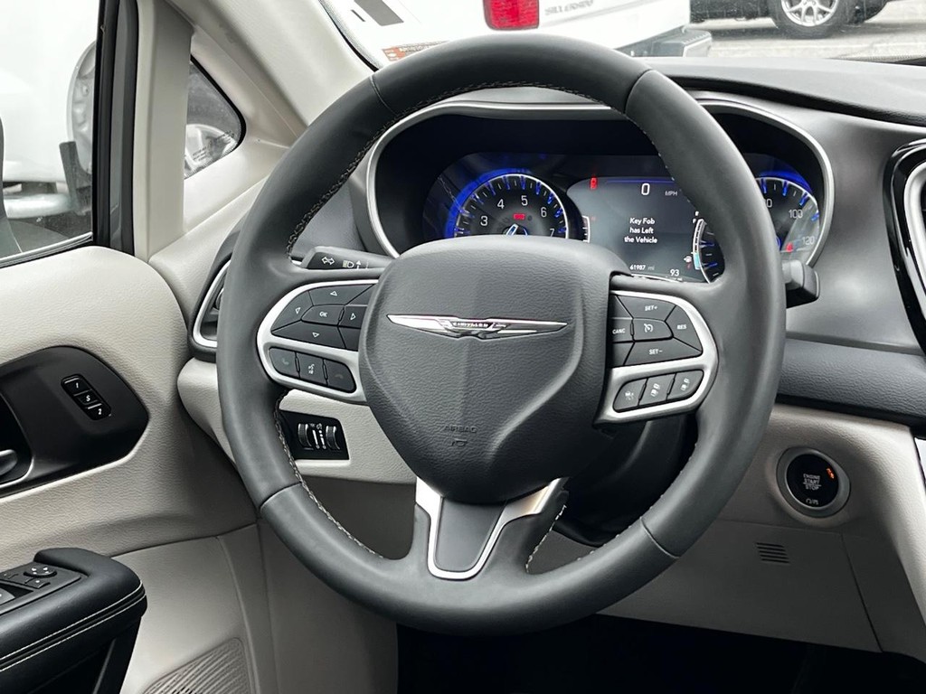 Chrysler Pacifica Vehicle Full-screen Gallery Image 14