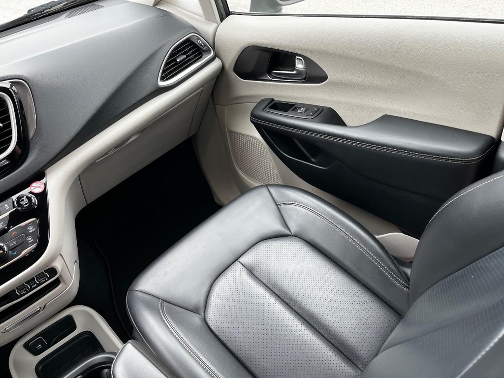 Chrysler Pacifica Vehicle Full-screen Gallery Image 15