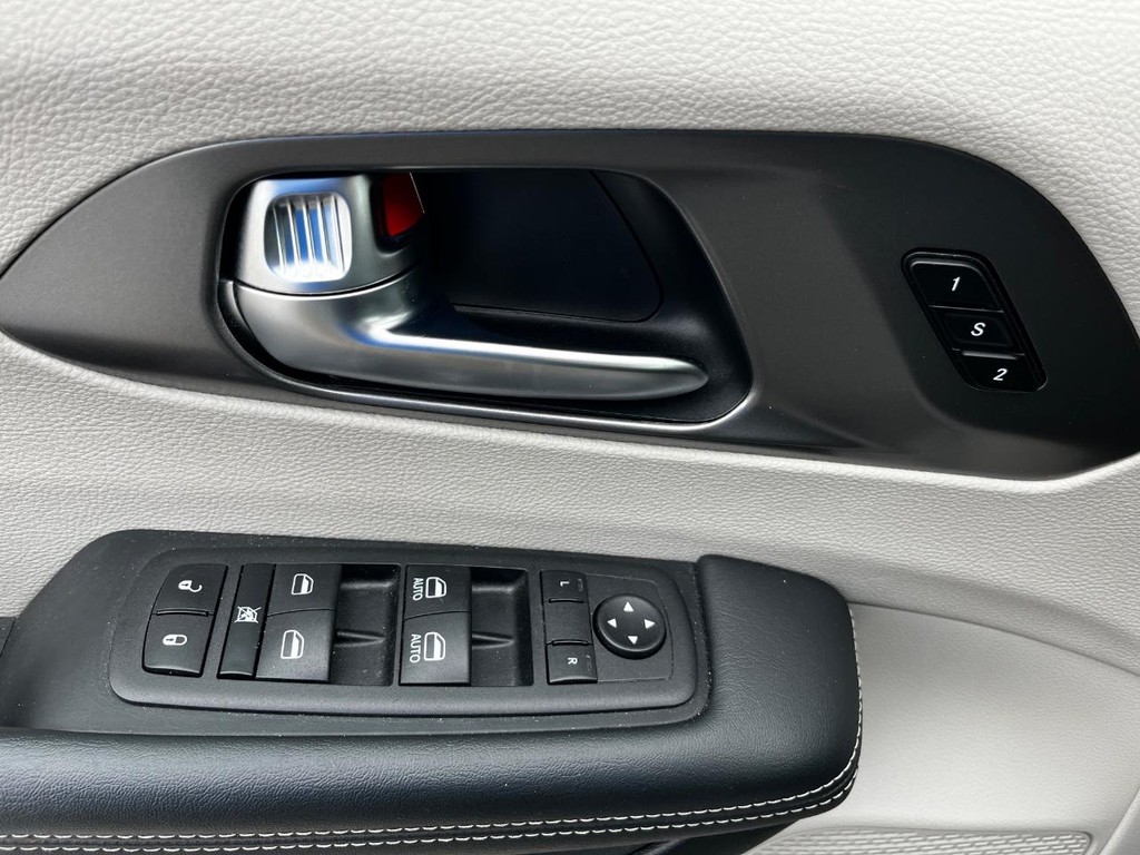 Chrysler Pacifica Vehicle Full-screen Gallery Image 16