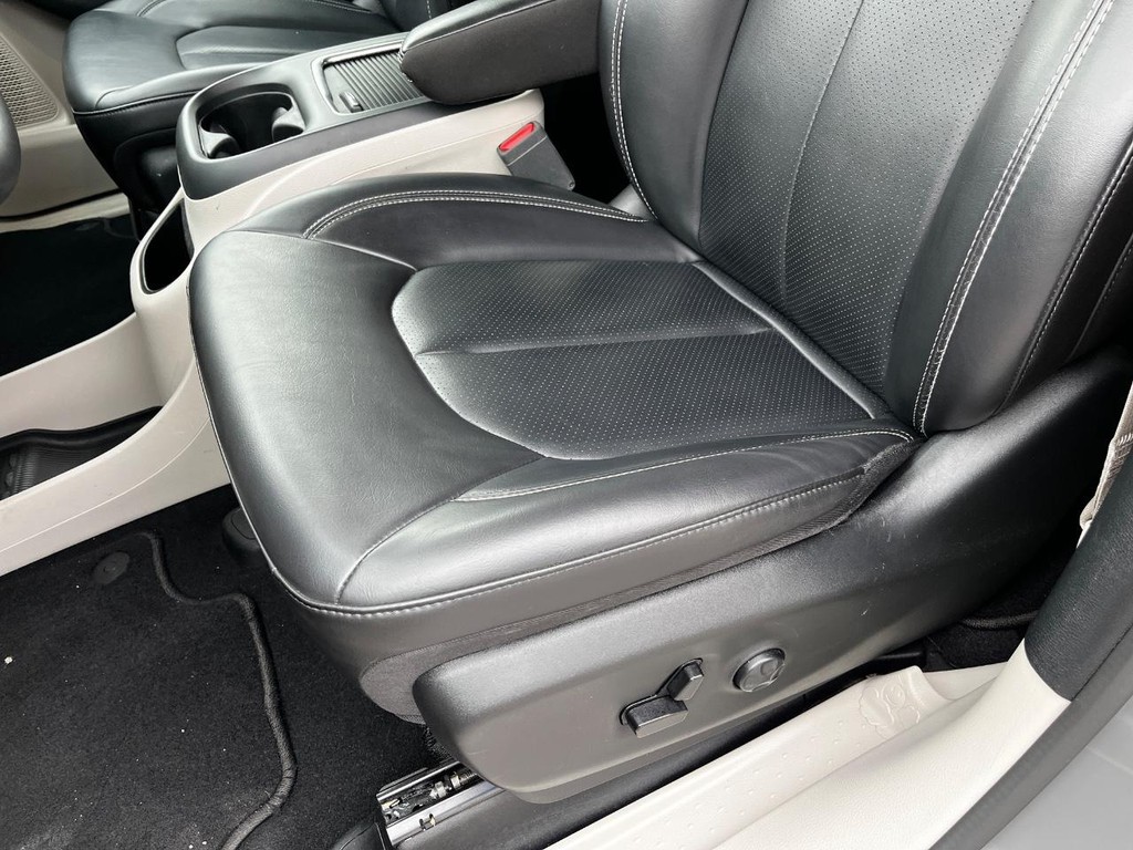 Chrysler Pacifica Vehicle Full-screen Gallery Image 17