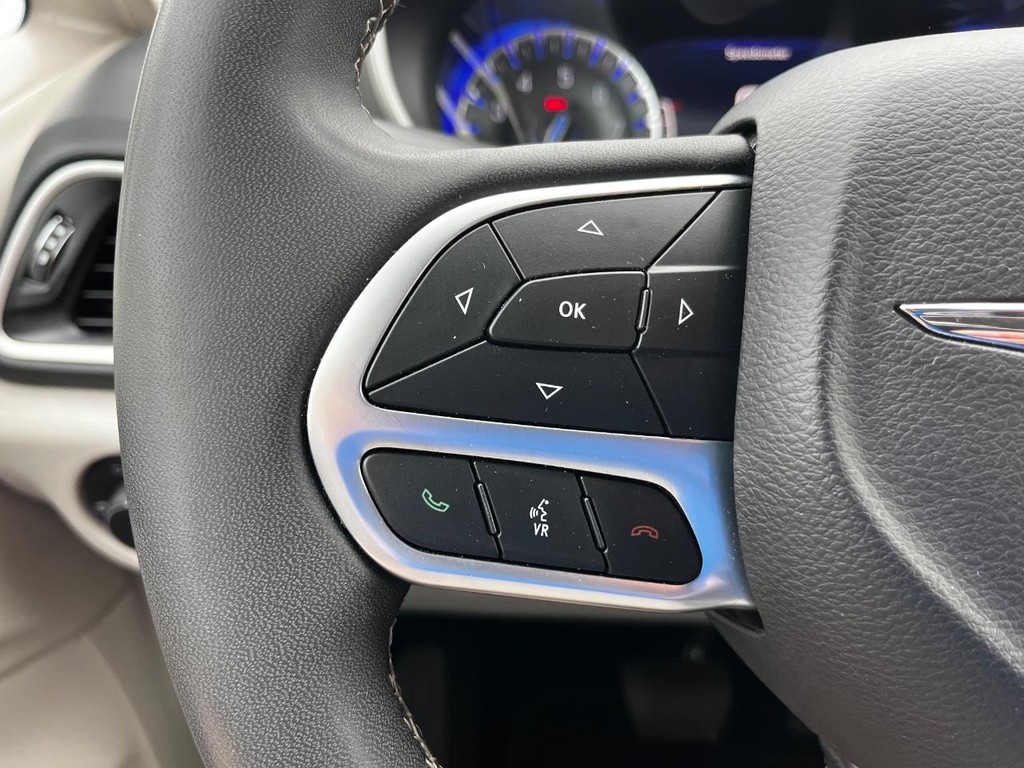 Chrysler Pacifica Vehicle Full-screen Gallery Image 18