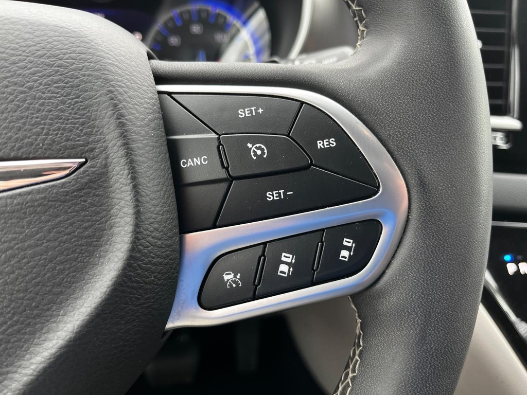 Chrysler Pacifica Vehicle Full-screen Gallery Image 19