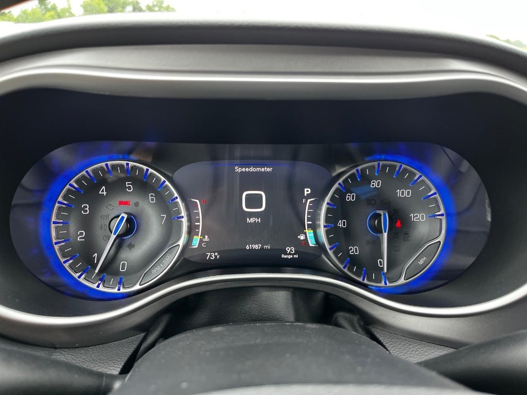 Chrysler Pacifica Vehicle Full-screen Gallery Image 20