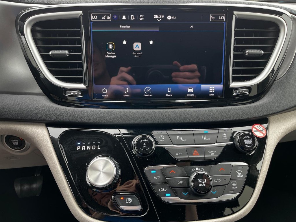 Chrysler Pacifica Vehicle Full-screen Gallery Image 21