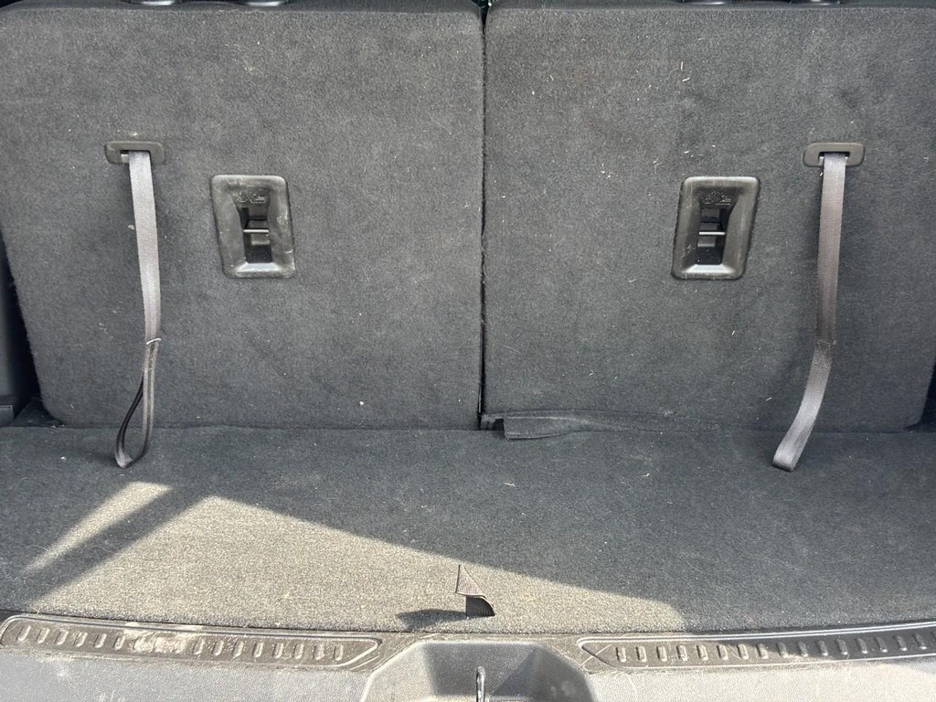 GMC Acadia Vehicle Full-screen Gallery Image 04