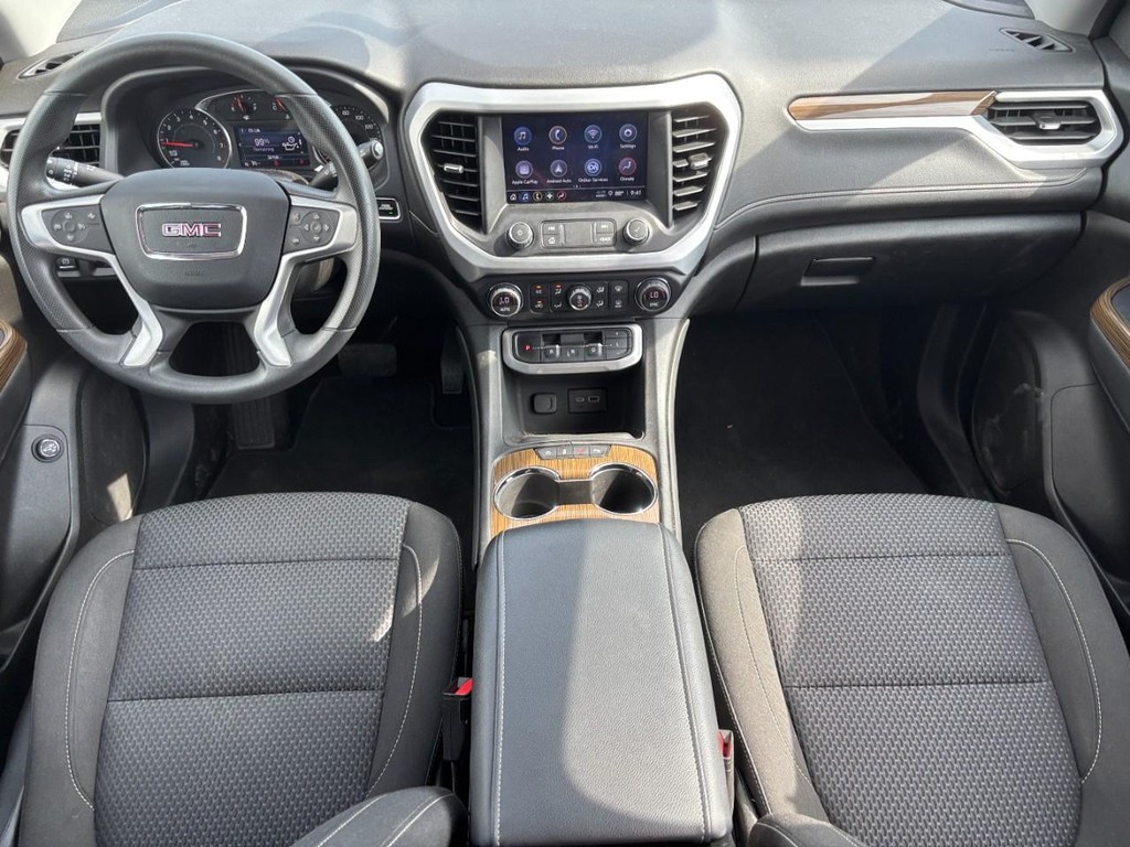 GMC Acadia Vehicle Full-screen Gallery Image 12