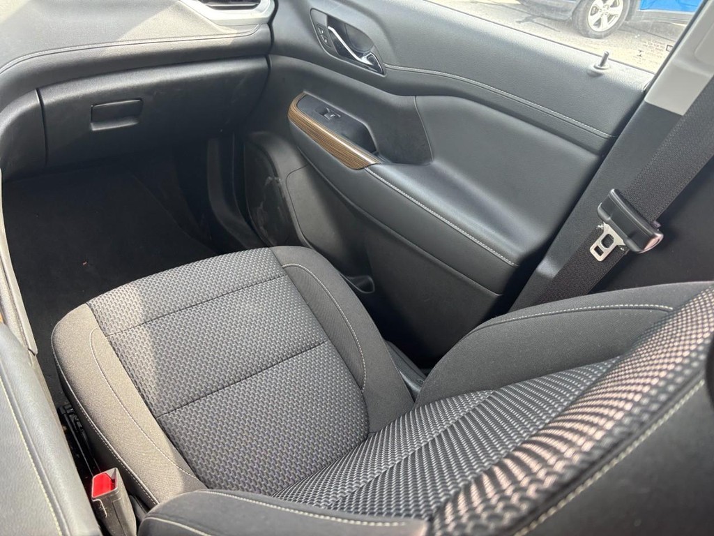 GMC Acadia Vehicle Full-screen Gallery Image 16