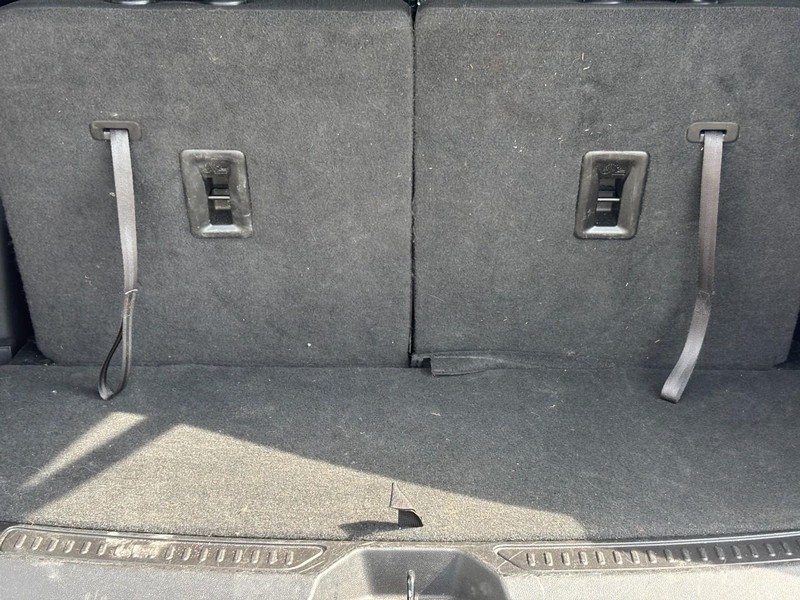 GMC Acadia Vehicle Full-screen Gallery Image 04