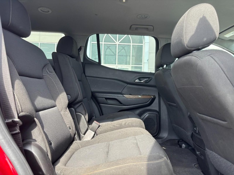 GMC Acadia Vehicle Full-screen Gallery Image 10