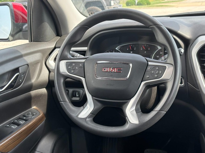 GMC Acadia Vehicle Full-screen Gallery Image 13