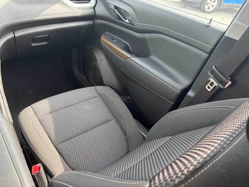 GMC Acadia Vehicle Full-screen Gallery Image 16