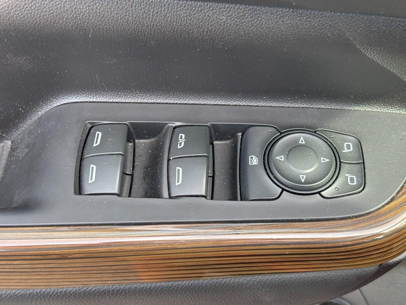 GMC Acadia Vehicle Full-screen Gallery Image 24