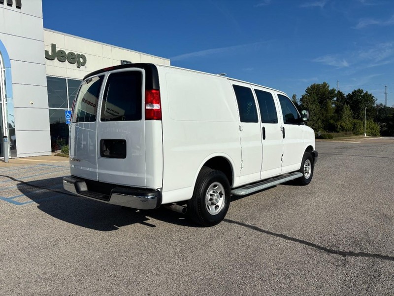 Chevrolet Express Cargo Van Vehicle Full-screen Gallery Image 03