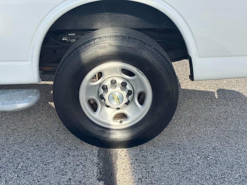 Chevrolet Express Cargo Van Vehicle Full-screen Gallery Image 07