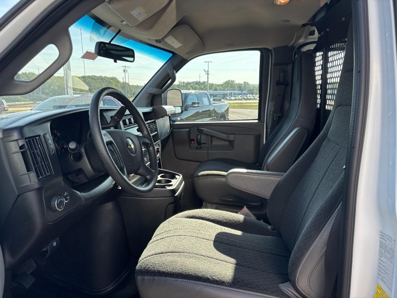 Chevrolet Express Cargo Van Vehicle Full-screen Gallery Image 10