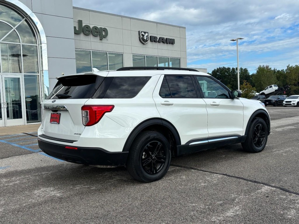 Ford Explorer Vehicle Full-screen Gallery Image 03