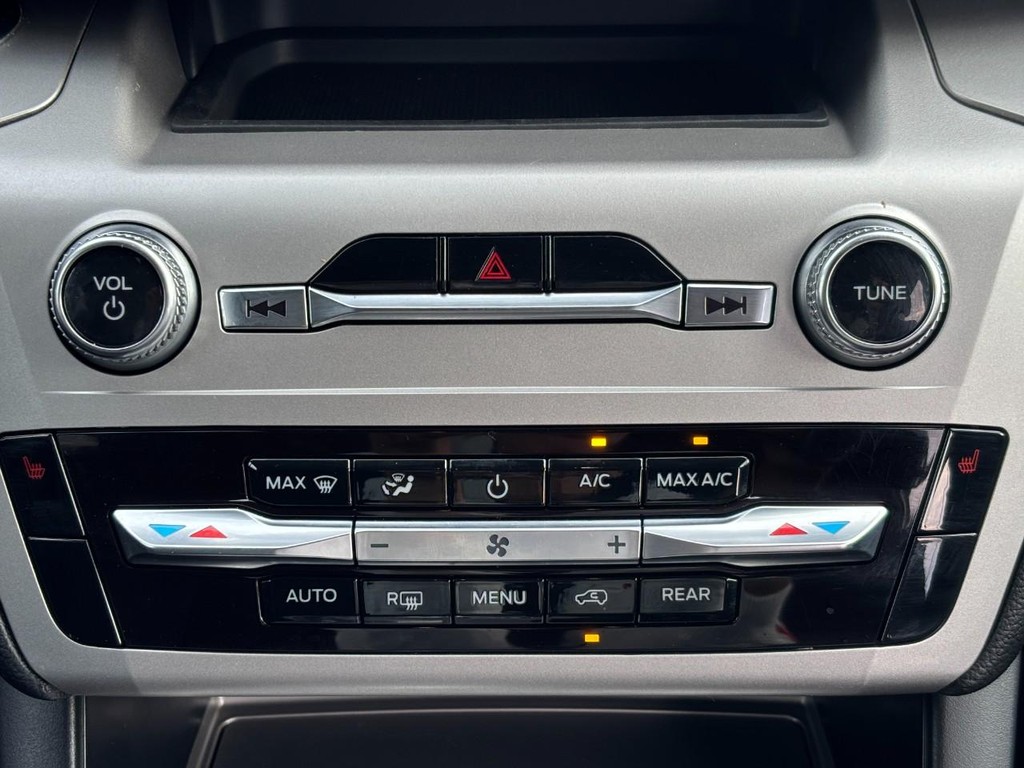 Ford Explorer Vehicle Full-screen Gallery Image 15