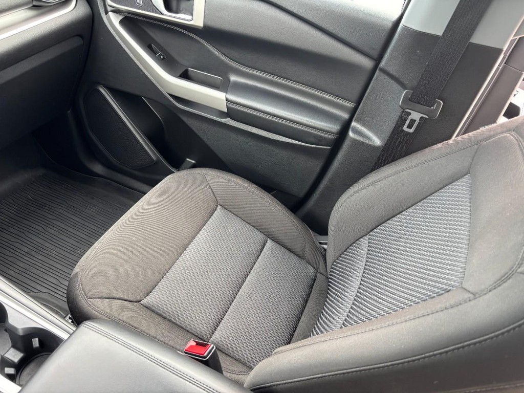 Ford Explorer Vehicle Full-screen Gallery Image 16