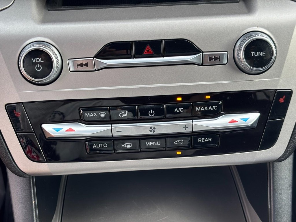 Ford Explorer Vehicle Full-screen Gallery Image 23