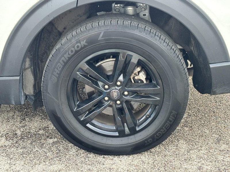 Ford Explorer Vehicle Full-screen Gallery Image 07