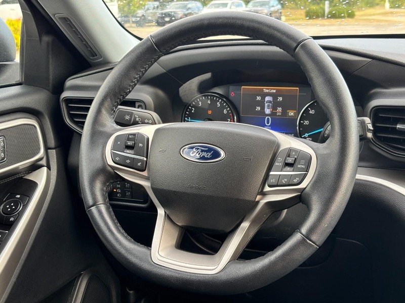 Ford Explorer Vehicle Full-screen Gallery Image 13