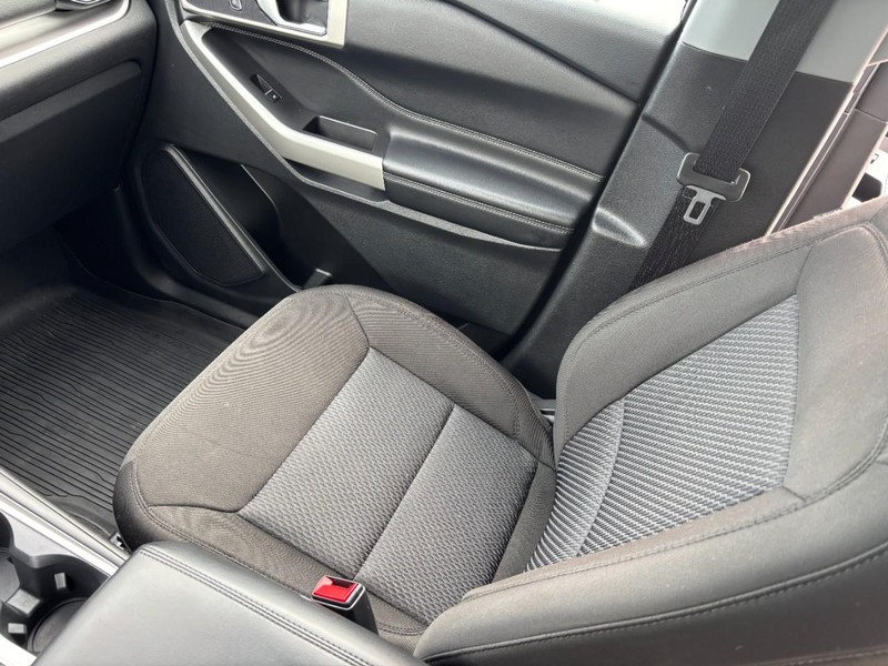 Ford Explorer Vehicle Full-screen Gallery Image 16